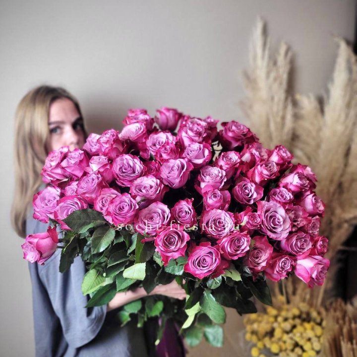 Охапка высоких роз Деп перпел в Астрахани