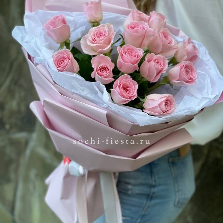 Розовые розы в авторском оформлении в Астрахани