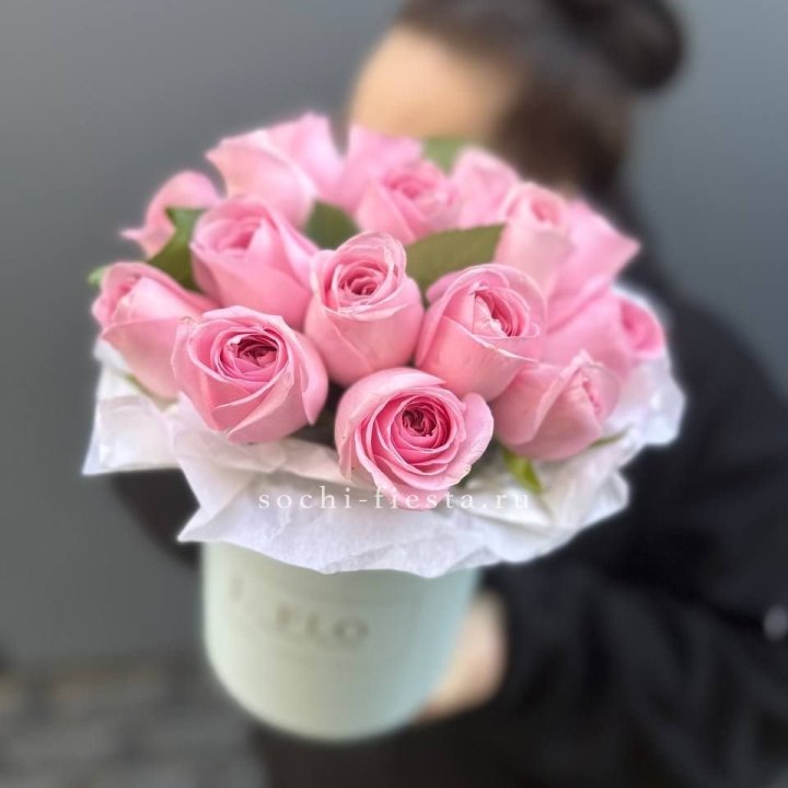 17 розовых роз в цилиндре в Астрахани