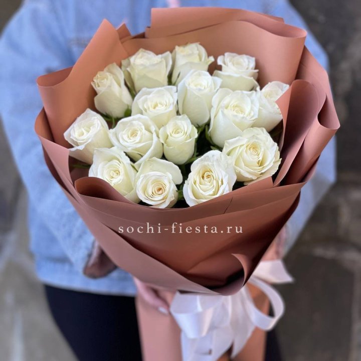 15 белых роз сиена в Астрахани