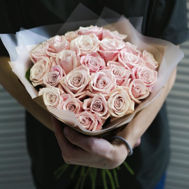 27 кремовых роз в Астрахани