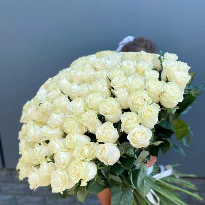101 белая высокая роза в Астрахани