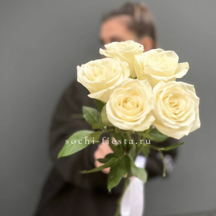 Букет 5 белых роз  в Астрахани