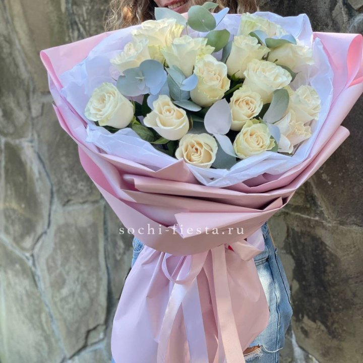 Белые розы в авторском оформлении в Астрахани