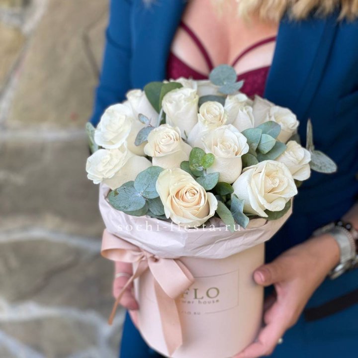 Цилиндр из белых роз в Астрахани