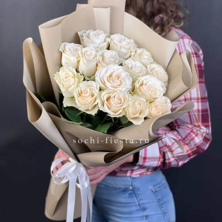 15 белых роз кофе в Астрахани