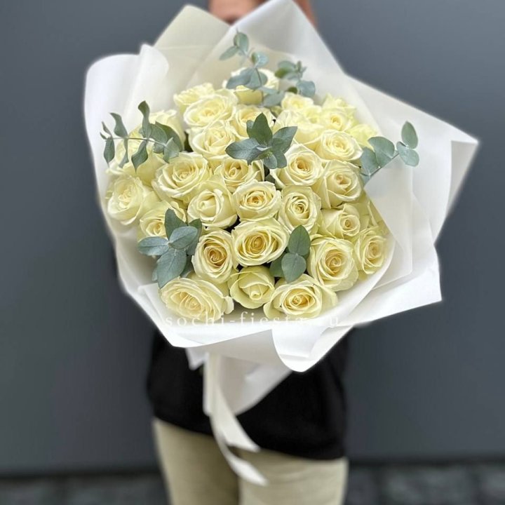 31 белая роза с эвкалиптом в Астрахани