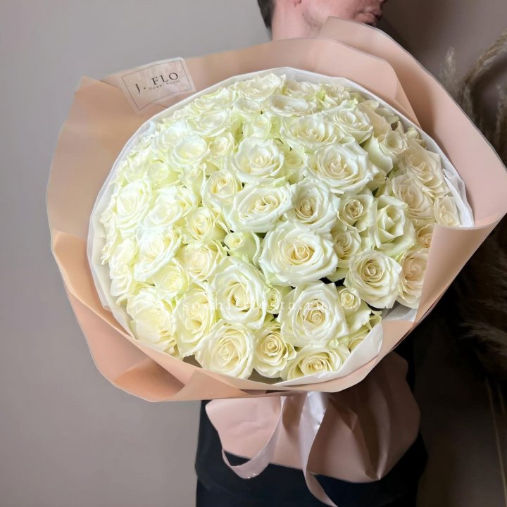 51 белая  роза в оформлении в Астрахани