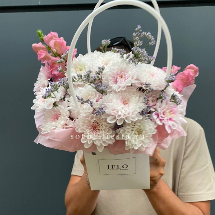 Сумочка из стойких цветов  в Астрахани