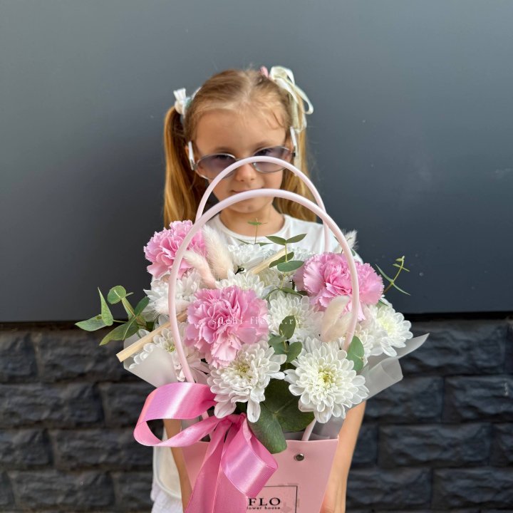 Сумочка из стойких хризантем и диантуса в Астрахани