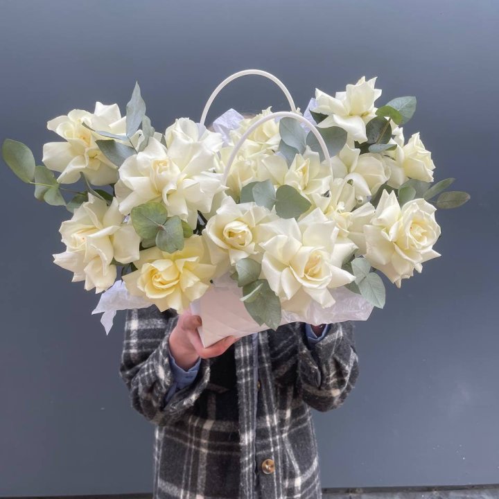 15 белых роз в сумочке в Астрахани