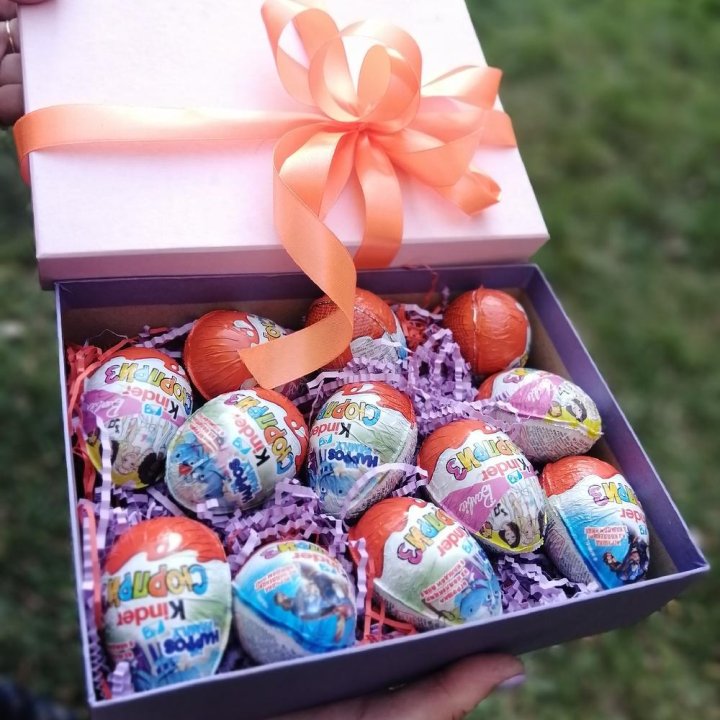 Коробка с киндерами в Астрахани