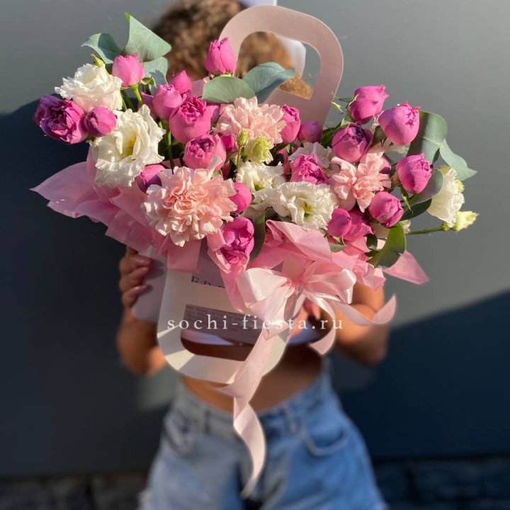 Сумочка с кустовой розой и диантусами в Астрахани