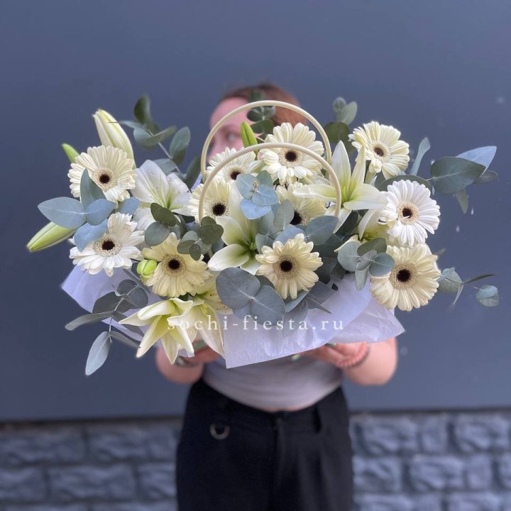 Сумочка лилии и герберы в Астрахани