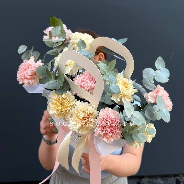 Сумочка из диантусов в Астрахани