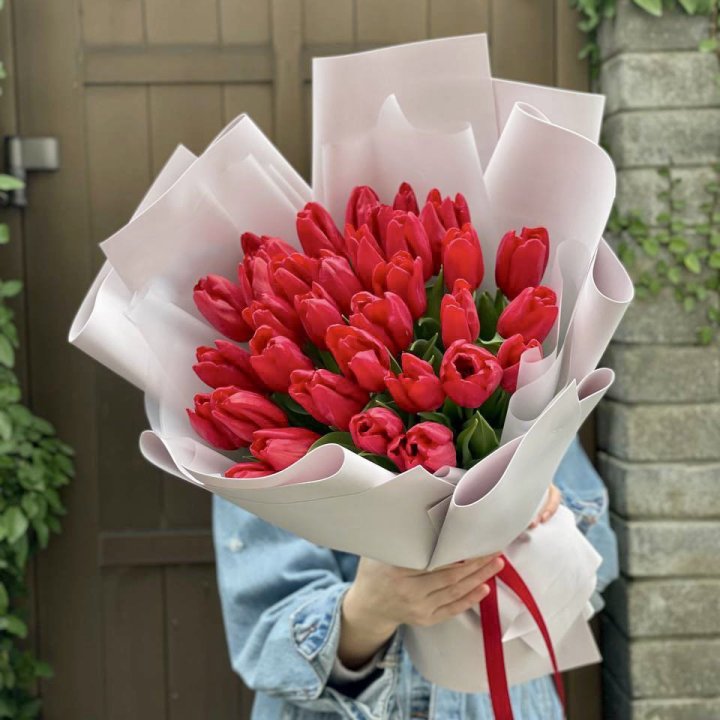 35 красных тюльпанов в Астрахани